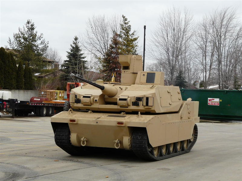 Illustration for article titled Jalopnik Drives Real Live Tank By Remote Control, Can Now Die Happy